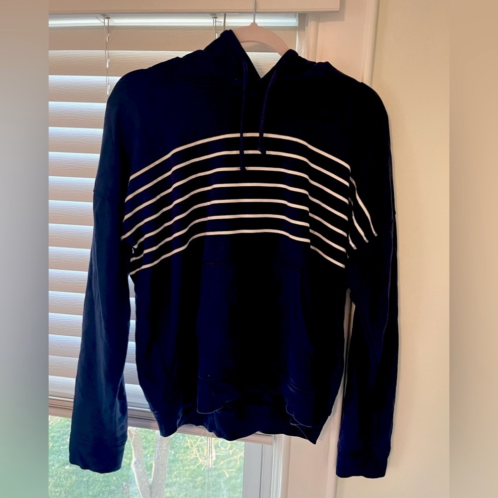 Vineyard Vines navy and white striped Sweatshirt💙